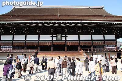 Shishinden Hall is the most important building at Kyoto Imperial Palace. In houses the emperor's throne called Takamikura looking like an alcove. The enthronement ceremony for Emperor Taisho and Showa were held here.
Keywords: kyoto imperial palace gosho japanbuilding