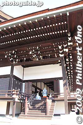 On this side of the Shishinden is the omonadori (pantry) with a depiction of the uneme court waitress who delivers food during the court banquet.
Keywords: kyoto imperial palace gosho 