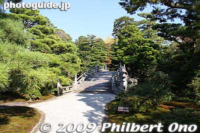 Keyakibashi Bridge in Oike-niwa Garden.
Keywords: kyoto imperial palace gosho emperor residence 