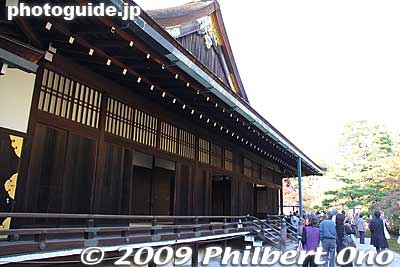 The northern palace quarters is dominated by this Kogogu Tsunegoten, the former residence of the empress. So, did the emperor and empress live separately? 皇后宮常御殿
Keywords: kyoto imperial palace gosho emperor residence 