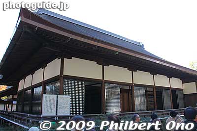 Higyosha (also called Fuji-tsubo because of the wisteria in the inner courtyard) was the residence of the court ladies. It has a Heian-kyo style architecture. 飛香舎　藤壺
Keywords: kyoto imperial palace gosho emperor residence 