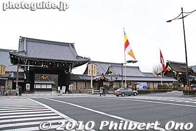 Goeido-mon Gate is one of the main gates to enter Nishi Hongwanji. The temple gates are open from 5:30 am to 5:30 pm (or till 6 pm in summer).
Keywords: kyoto nishi hongwanji temple jodo shinshu buddhist 