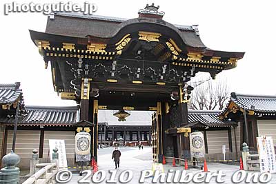 Another main gate is this Amidado-mon Gate which leads to Amida-do Hall. 阿弥陀堂門
Keywords: kyoto nishi hongwanji temple jodo shinshu buddhist 