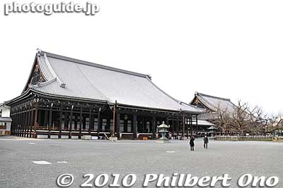 Goeido Founder's Hall. For several years, the Nishi Hongwanji buildings were hidden by construction scaffolding as they underwent major renovations. Finally, we get to see all the buildings unobstructed. 御影堂
Keywords: kyoto nishi hongwanji temple jodo shinshu buddhist japantemple