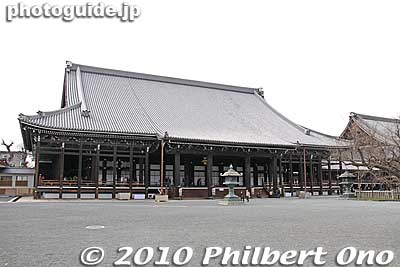 Goeido Founder's Hall at Nishi Hongwanji, Kyoto. The building is an Important Cultural Property. 御影堂
Keywords: kyoto nishi hongwanji temple jodo shinshu buddhist japantemple