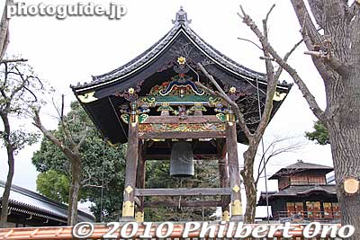 Bell tower at Nishi Hongwanji
Keywords: kyoto nishi hongwanji temple jodo shinshu buddhist japantemple