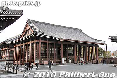 Next to the Amida-do Hall is this modern building housing a gift shop, restaurant, and temple offices. 宗務総合庁舎
Keywords: kyoto nishi hongwanji temple jodo shinshu buddhist 