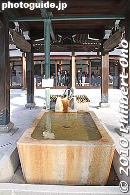 Water fountain
Keywords: kyoto nishi hongwanji temple jodo shinshu buddhist 