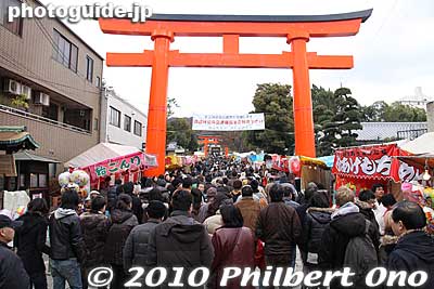 I visited Fushimi Inari Taisha Shrine on Jan. 1, 2010. At the Kyoto City Tourist Info office, I asked which shrine was Kyoto's most popular on New Year's Day. They told me it was this shrine, so I came here.
Keywords: kyoto Fushimi Inari Taisha Shrine japanshrine matsuri01