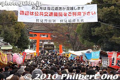 Loads of people heading for the shrine, but we progressed quickly enough.
Keywords: kyoto Fushimi Inari Taisha Shrine 