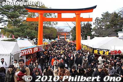How it looks from the top of the steps. Hordes of people coming to the shrine to pray for prosperity in the new year.
Keywords: kyoto Fushimi Inari Taisha Shrine matsuri01