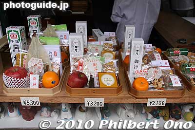 You can buy a tray of offerings.
Keywords: kyoto Fushimi Inari Taisha Shrine 