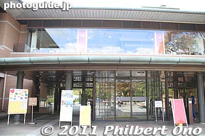 Front entrance of Kyoto International Community House, a municipal facility with event hall and conference rooms for rent and language/cultural classes for Kyoto's foreign community.
Keywords: kyoto international photo showcase 2011 kips