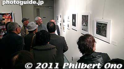 Peter Miller explaining his work to visitors.
Keywords: kyoto international photo showcase kips 2011 peter miler
