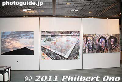 John Wells' large paintings of Mt. Hiei, Ryoanji, and the people on Japanese bills.
Keywords: kyoto international photo showcase kips 2011 john wells