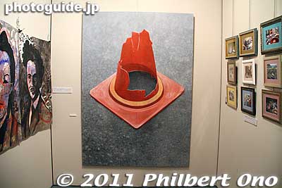 A large photo realistic painting of a broken traffic cone, also by John Wells.
Keywords: kyoto international photo showcase kips 2011 john wells
