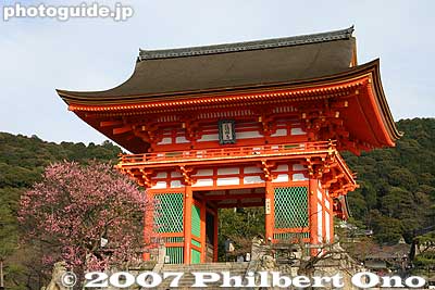 Kiyomizu-dera Gate
Keywords: kyoto kiyomizu-dera temple Buddhist kannon japantemple