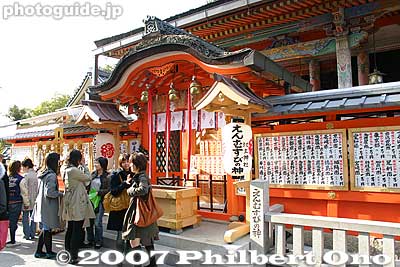 We noticed mostly young women and girls were praying at this shrine. Very few guys.
Keywords: kyoto kiyomizu-dera temple jishu shrine love match