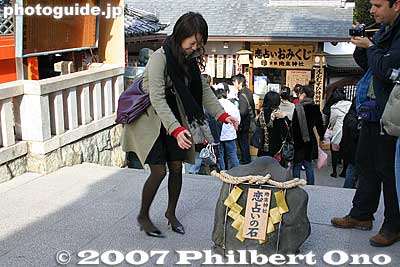 The woman reached the other stone and will find love.
Keywords: kyoto jishu shrine love match shinto kiyomizu-dera temple