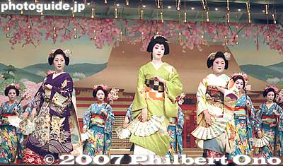 Kyoto geiko and maiko at their best for the finale.
Keywords: kyoto miyako odori cherry dance geisha gion kobu kaburenjo theater