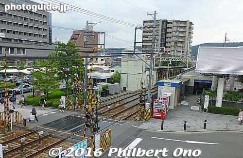 Keihan Yamashina Station is right next to JR Yamashina Station on the right.
Keywords: kyoto yamashina station