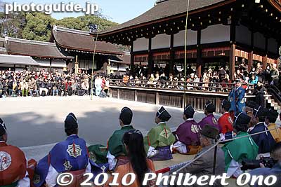 Besides free seating, they provide paid spectator seating in the two pavilions on the right and left. 2000 yen per seat.
Keywords: kyoto kemari matsuri festival shimogamo shrine jinja