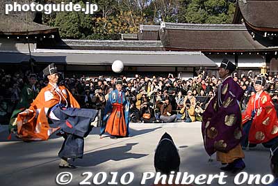 The object of kemari is to keep the ball in the air. And whoever kicks the ball, must make it easy for the next person to kick it. But this is hard to do.
Keywords: kyoto kemari matsuri festival shimogamo shrine jinja