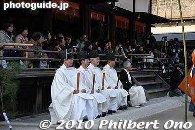 Shrine priests watching kemari.
Keywords: kyoto kemari matsuri festival shimogamo shrine jinja