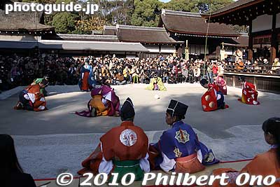 They had a break and the players changed.
Keywords: kyoto kemari matsuri festival shimogamo shrine jinja