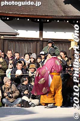 The ball sometimes bounce into the crowd.
Keywords: kyoto kemari matsuri festival shimogamo shrine jinja