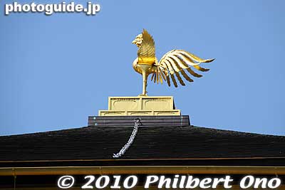 Golden phoenix on the roof of Kinkakuji.
Keywords: kyoto
