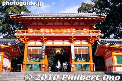 Gate to Yasaka Shrine. The shrine also holds the annual [url=http://photoguide.jp/pix/thumbnails.php?album=336]Gion Matsuri[/url] Festival in July featuring ornate floats paraded around the city.
Keywords: kyoto shrine japanshrine