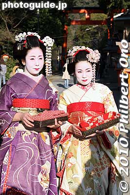 Women dressed as maiko walk around Yasaka Shrine and pose for tourists. (Not real maiko.)
Keywords: kyoto shrine 