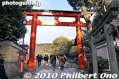 This rear torii goes to Maruyama Park. 
Keywords: kyoto shrine 