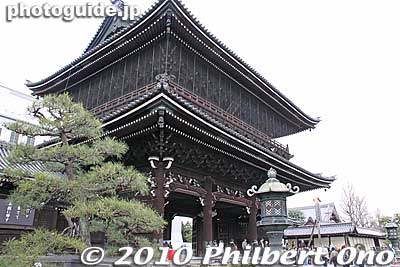 Gate of Higashi Hongwanji temple
Keywords: kyoto temple