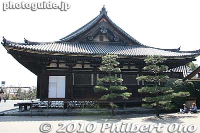 One end of Sanjusangendo Hall.
Keywords: kyoto temple 