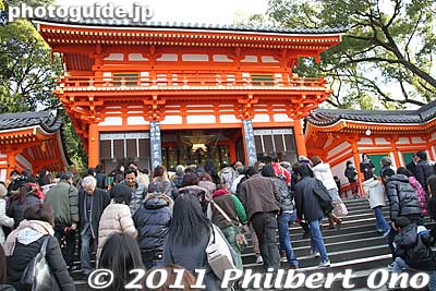 Entering Yasaka Shrine West Romon Gate.
Keywords: kyoto yasaka jinja shrine matsuri festival new year's 