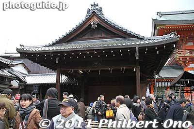 Yasaka Shrine's Noh Stage was where the 41st Karuta Hajime card game ceremony was held on Jan. 3, 2011. There were a good number of wooden benches to sit on, but they filled up quickly by 11:45 am.
Keywords: kyoto yasaka jinja shrine karuta matsuri festival new year's 