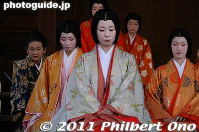 These ladies are called Karuta-hime. かるた姫
Keywords: kyoto yasaka jinja shrine karuta matsuri festival new year's 