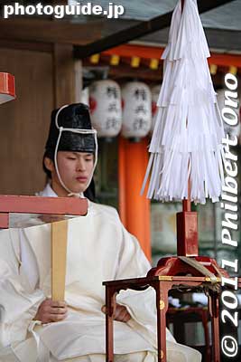 A shrine priest begins the ceremony.
Keywords: kyoto yasaka jinja shrine karuta matsuri festival new year's 