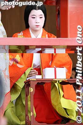 Then a few of the karuta players gave offerings. 
Keywords: kyoto yasaka jinja shrine karuta matsuri festival new year's 