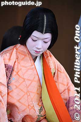 Notice how the hair is parted on the top (a wig).
Keywords: kyoto yasaka jinja shrine karuta card game matsuri festival new year's 