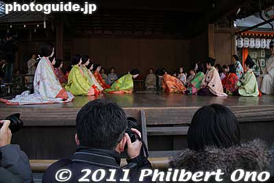 This is how it looks from my 3rd row seat. We were not allowed to stand up.
Keywords: kyoto yasaka jinja shrine karuta card game matsuri festival new year's 