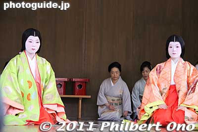 The first match ends.
Keywords: kyoto yasaka jinja shrine karuta card game matsuri festival new year's 