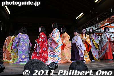 In the end, they all got up and walked around in a circle on the stage. This was a great photo op.
Keywords: kyoto yasaka jinja shrine karuta card game matsuri festival new year's kimono women 