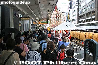 People vying to see Naginata-boko float.
Keywords: kyoto gion matsuri festival summer float