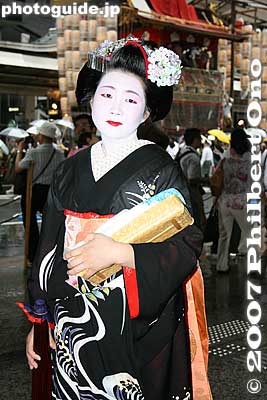 Maiko pose
Keywords: kyoto gion matsuri festival summer float
