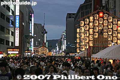 Crowd and floats on Shijo-dori street as darkness sets in.
Keywords: kyoto gion matsuri festival summer float yoiyama