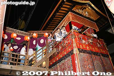 The public can enter the float through a small bridge connecting the float to a house.
Keywords: kyoto gion matsuri festival summer float yoiyama