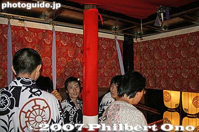 A pole in the middle
Keywords: kyoto gion matsuri festival summer float yoiyama